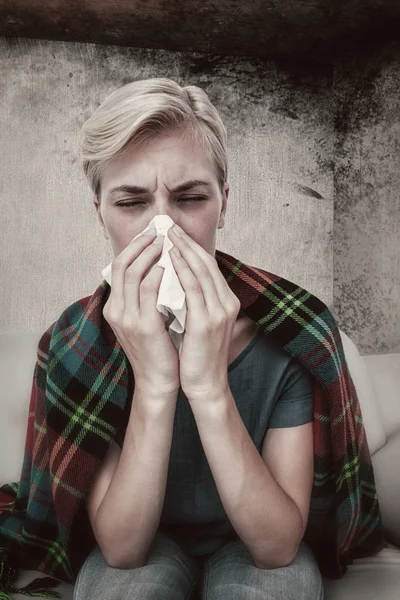 Άρρωστος ξανθιά γυναίκα φυσώντας τη μύτη — Φωτογραφία Αρχείου
