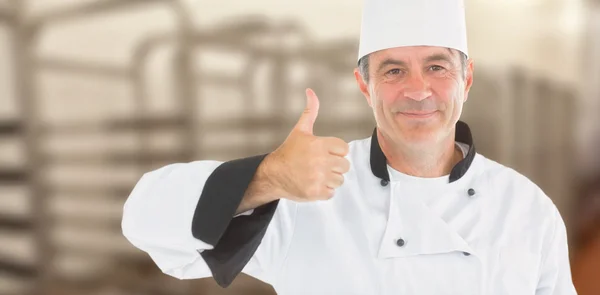 Vriendelijke chef-kok glimlachend met duimen omhoog — Stockfoto