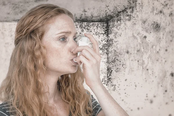 Woman using the asthma inhaler — Stock Photo, Image