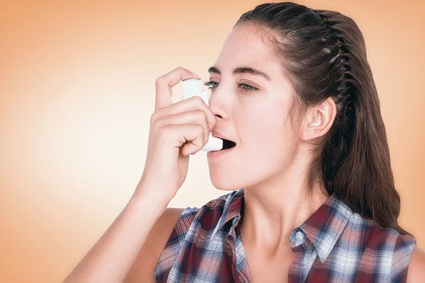 Donna che soffre di asma con l'inalatore di asma — Foto Stock