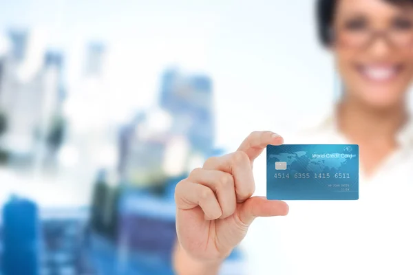 Businesswoman showing a creditcard — Stock Photo, Image