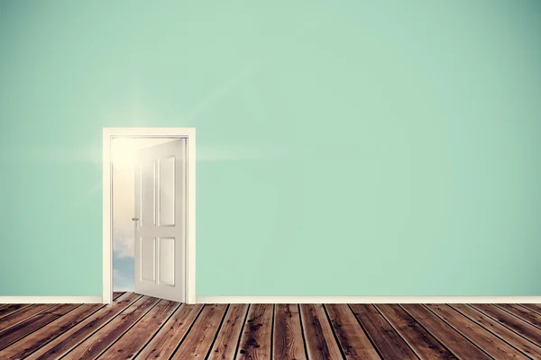Композитное изображение открытой двери на зеленой стене — стоковое фото