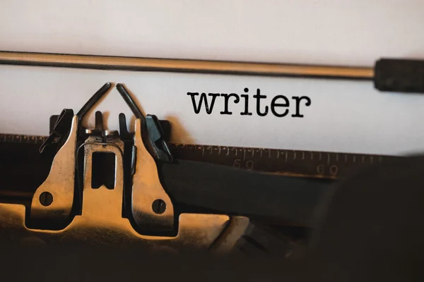 Författare mot närbild på skrivmaskin — Stockfoto
