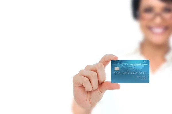 Mutlu işkadını bir kredi kartı gösterilen — Stok fotoğraf