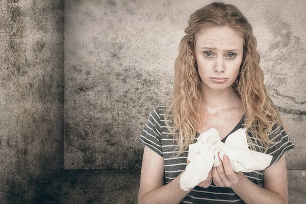 Mujer rubia enferma sosteniendo tejido de papel — Foto de Stock