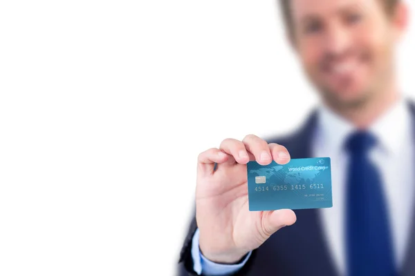 クレジット カードを示す幸せなビジネスマン — ストック写真