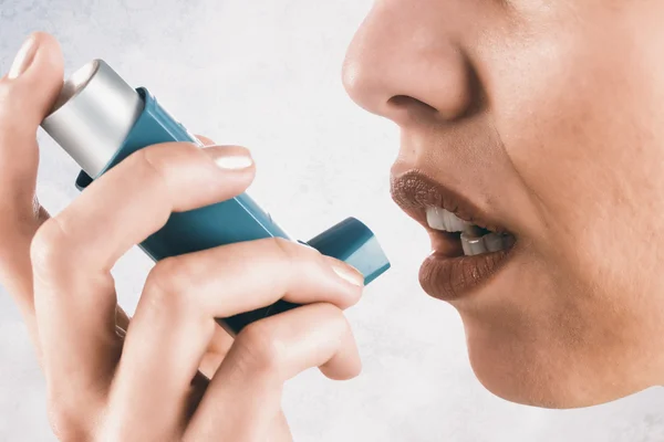 Close up on an asthmatic woman — Stock Photo, Image