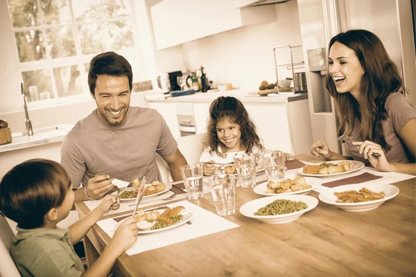 Familie lacht um ein gutes Essen lizenzfreie Stockbilder