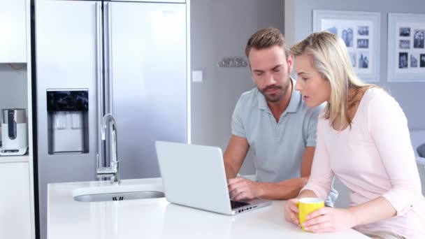 Casal usando laptop na cozinha — Vídeo de Stock