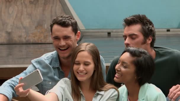 Amigos felices tomando una selfie — Vídeos de Stock