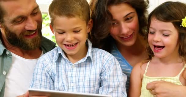 Familie schaut auf den Tablet-Computer — Stockvideo