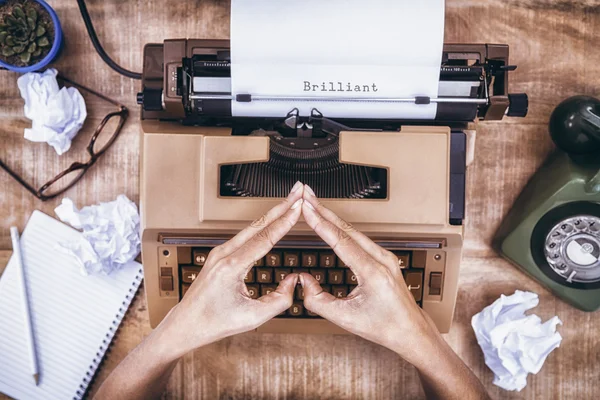 Máquina de escribir y teléfono viejo — Foto de Stock