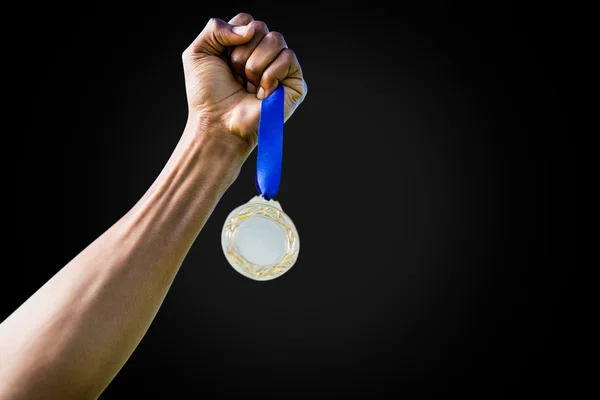 Mão segurando uma medalha de prata — Fotografia de Stock