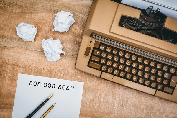 Message SOS sur une ancienne machine à écrire — Photo
