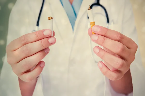 Dokter melanggar rokok — Stok Foto