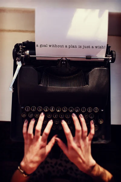 Womans hand typing on typewriter — Stock Photo, Image