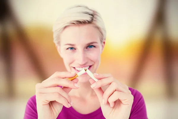 Blonde breaking cigarette — Stock Photo, Image