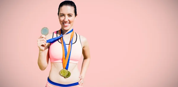 Sportvrouw tonen haar medailles — Stockfoto