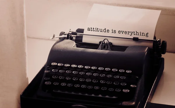 Attitude is everything message on typewriter — Stock Photo, Image