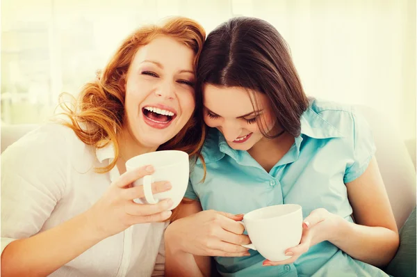 Přátelé se šálky s kávou — Stock fotografie