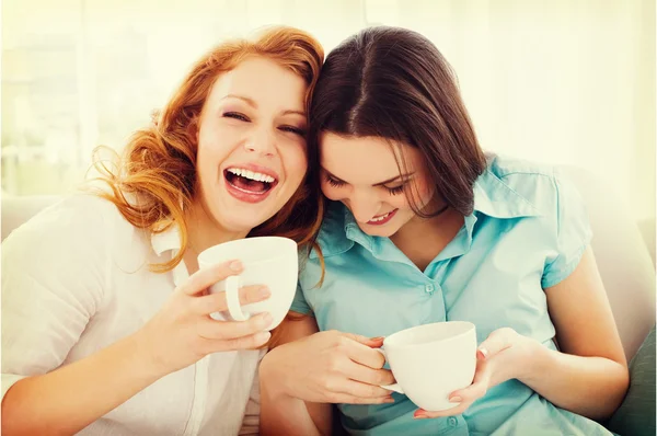 Amis avec tasses à café — Photo