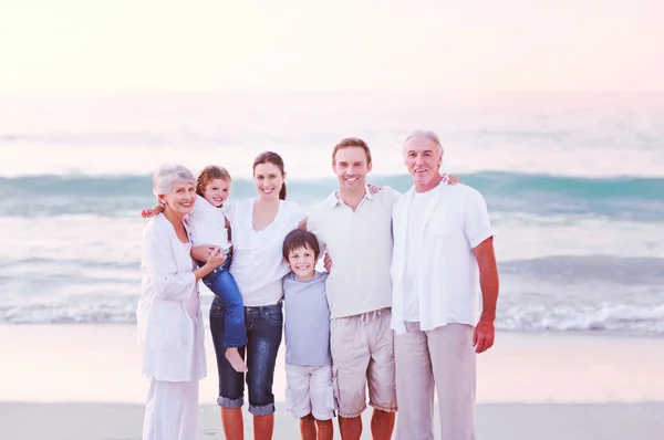 Krásná rodina na pláži — Stock fotografie