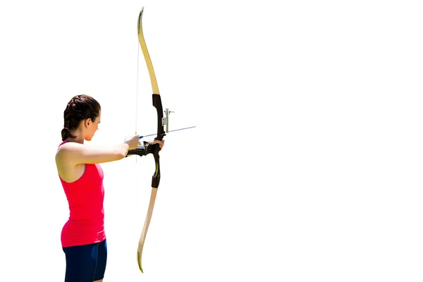 Mulher praticando tiro com arco — Fotografia de Stock
