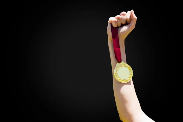 Mão segurando uma medalha de ouro — Fotografia de Stock