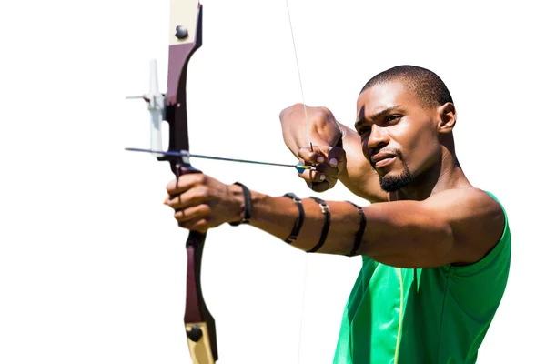 Hombre practicando tiro con arco — Foto de Stock