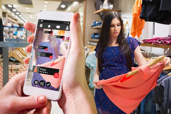 Mujer de pie en una tienda — Foto de Stock