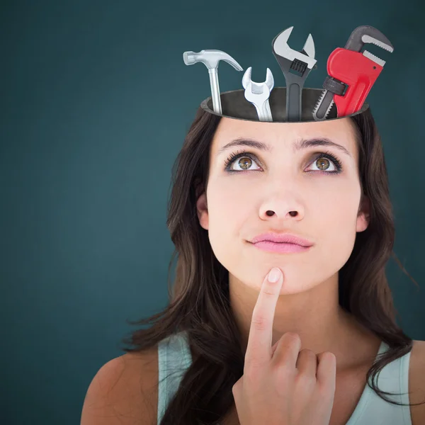 Mujer con herramientas en la cabeza — Foto de Stock