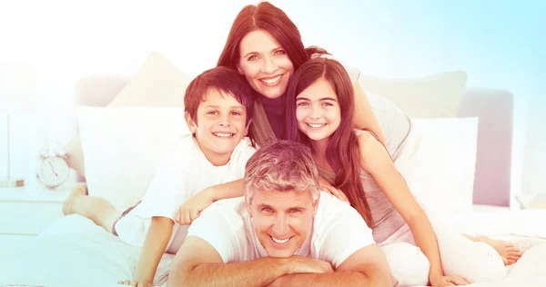 Lycklig familj titta på kameran — Stockfoto