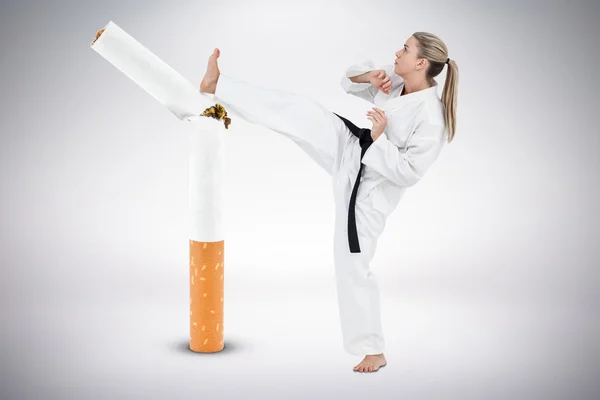 Atleta feminina praticando judô — Fotografia de Stock