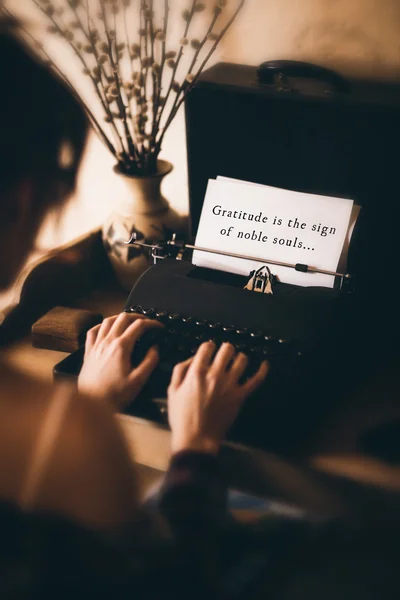 Femme utilise une machine à écrire — Photo