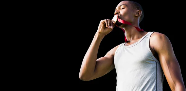 Desportista beijando uma medalha — Fotografia de Stock