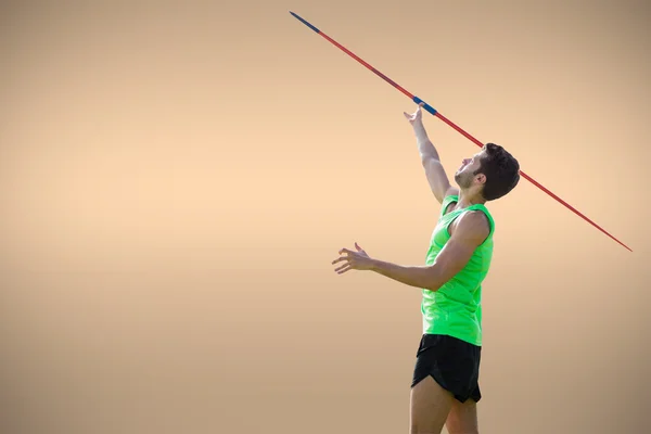 Homem atlético jogando um dardo — Fotografia de Stock