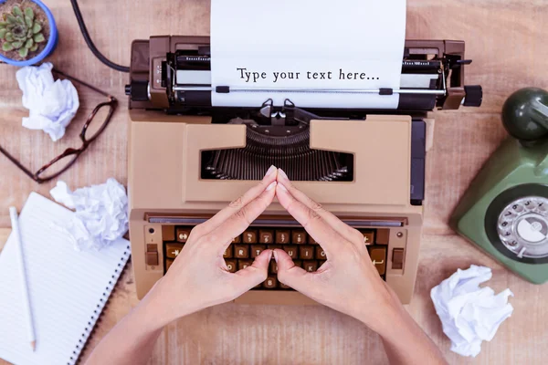 Handen, de typemachine en de oude telefoon — Stockfoto