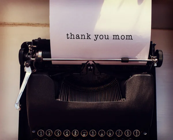 Дякую мамі за повідомлення на друкарській машинці — стокове фото