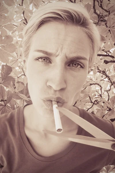 Belle blonde coupe cigarette — Photo