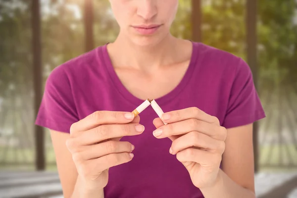 Mulher quebrando um cigarro — Fotografia de Stock