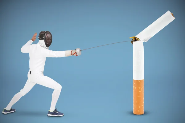 Homem praticando com espada — Fotografia de Stock