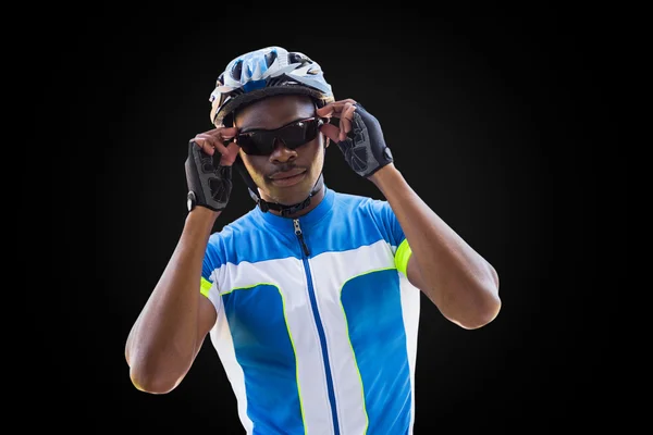 Cyklist poserar på svart — Stockfoto