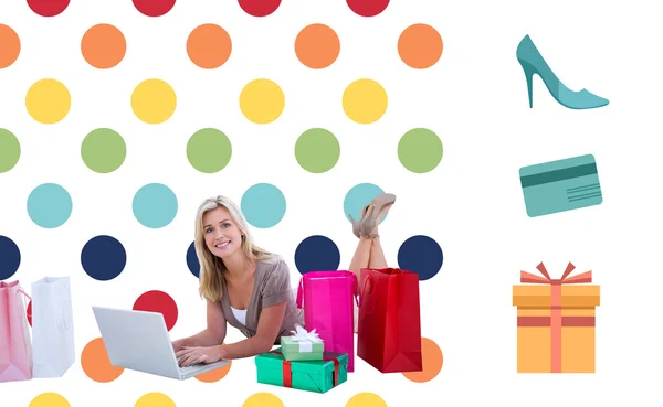 Blonde shopping online with laptop — Stock Photo, Image