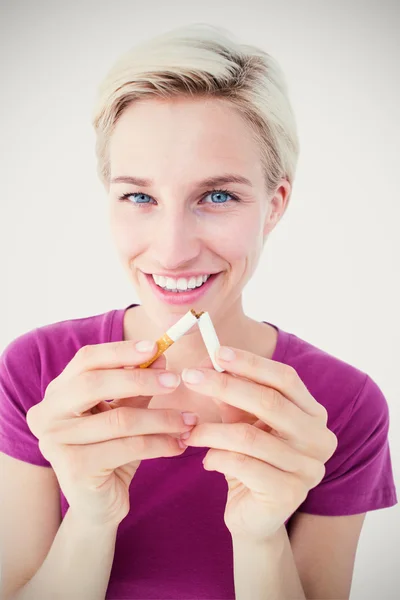 Pretty blonde breaking cigarette — Stock Photo, Image