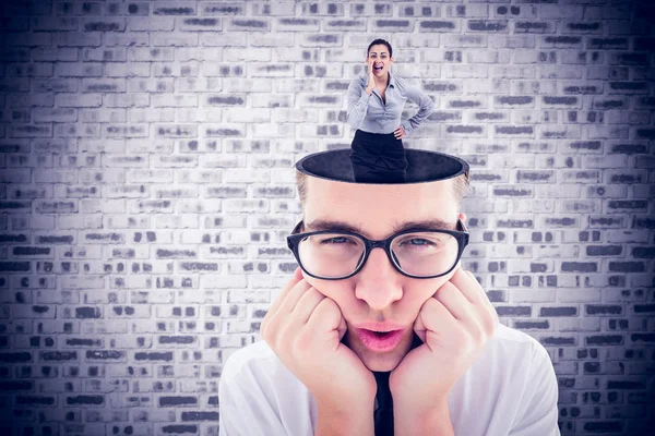 Geschäftsfrau schreit gegen Ziegelmauer — Stockfoto