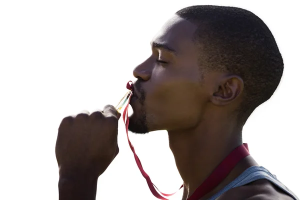 Desportista está beijando sua medalha — Fotografia de Stock