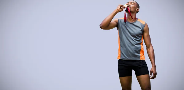 Desportista beijando sua medalha — Fotografia de Stock