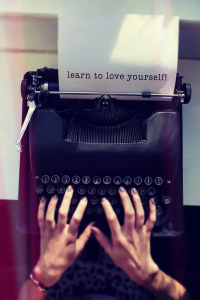 Womans hand typing on typewriter — Stock Photo, Image