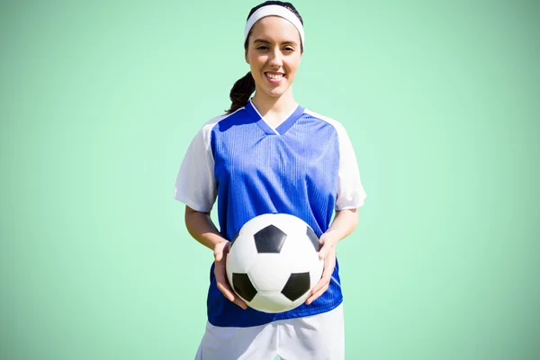 Mulher segurando bola de futebol — Fotografia de Stock