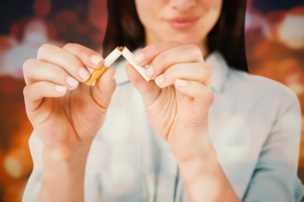Улыбающаяся женщина, курящая сигареты — стоковое фото